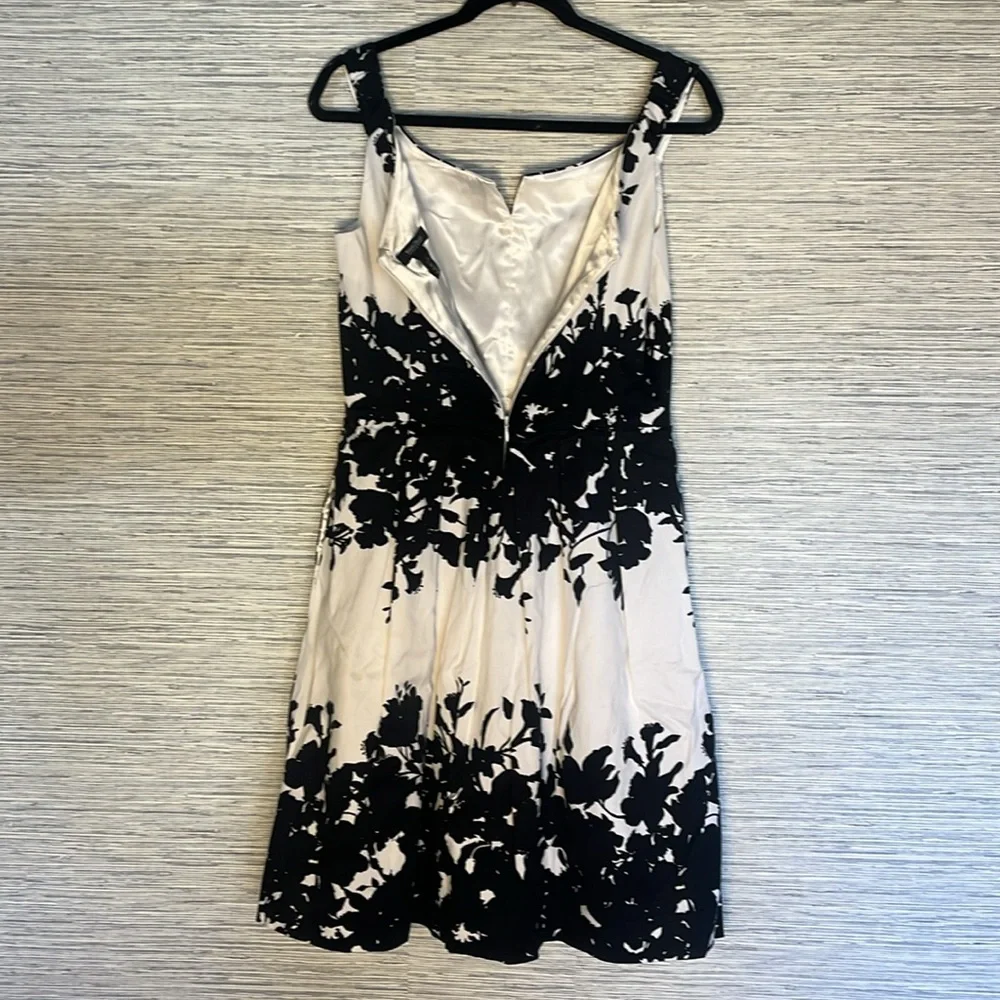 White House Black Market Elegant Black and White Floral Dress Size 8 (574) - Picture 7 of 7